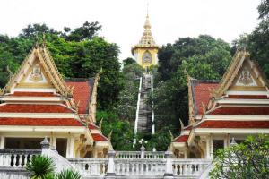 Mountain with the image of the Golden Buddha in Pattaya - Khao Chi Chan How to get to the Golden Buddha Mountain in Pattaya